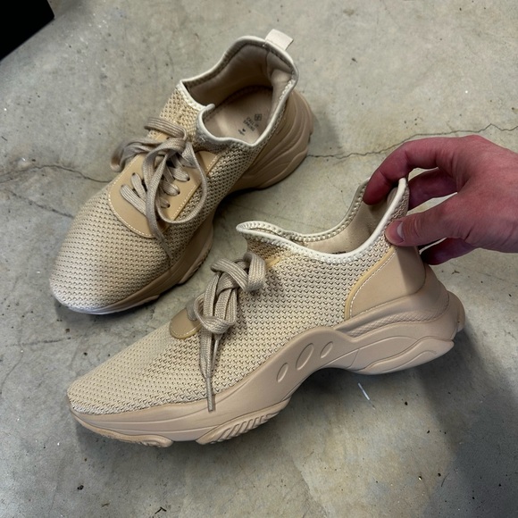 Call it Spring sneakers - Picture 1 of 2